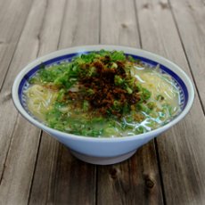 画像1: 鹿児島ラーメンくろいわ（２食入・豚骨スープ）【超人気ご当地ラーメン】（常温保存）(Japanese Kagoshima Ramen Kuroiwa (2 servings, pork bone soup)) (1)